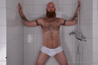 Sesin de fotos de ducha de hombres con barba