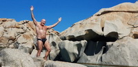 Desportistas nus, natureza ao ar livre fotografando na costa da Crsega 