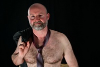 Terno e gravata de urso musculoso - fotografia masculina forte