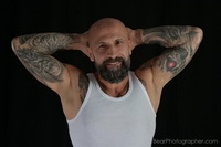 Homens tatuados e tatuados em roupas ntimas - ensaio fotogrfico masculino