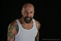 Homens tatuados e tatuados em roupas ntimas - ensaio fotogrfico masculino