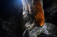 Montanhas - rochas e gua - cachoeira glacial em uma caverna - natureza em ao