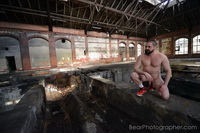 hombre desnudo en una base militar abandonada