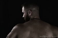 Progetto LowKeyMEN - servizio fotografico in studio di orso muscoloso