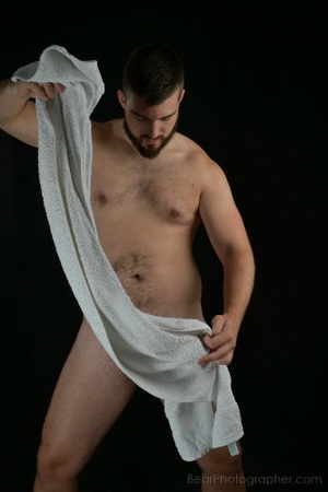 Giovane uomo tarchiato - progetto WhiteTowelMEN - servizio fotografico maschile
