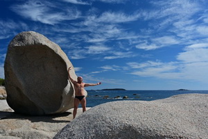 Orso muscoloso catalano tra le rocce in spiaggia