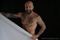 Progetto asciugamano bianco orso muscoloso - servizio fotografico maschile