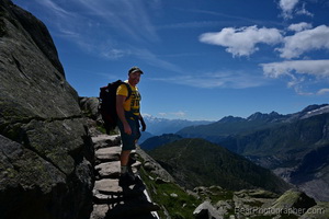 Ragazzo tarchiato dello zenzero - escursionismo sulle montagne del ghiacciaio dell'Aletsch - fotografia esterna maschile