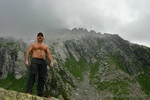 Caminhada no rio da montanha em Ticino / Sua: fotografia masculina ao ar livre